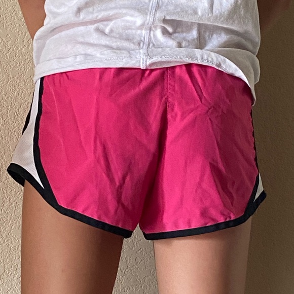 Pink woman’s Nike shorts - Picture 3 of 3